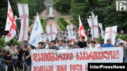 Вчера в центре Тбилиси с лозунгами «Давид Гареджи – это часть Грузии!» было организовано шествие, участники которого требовали, чтобы власть ни в коем случае не уступала спорную часть монастыря Азербайджану