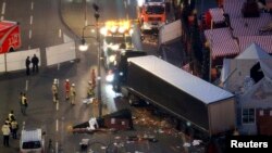 Жүк тарткан унаа базарды сүзгөндөн кийинки көрүнүш. Берлин, 20-декабрь, 2016-жыл.