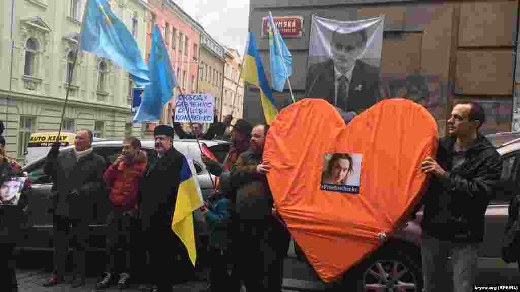 В Праге в рамках фестиваля&nbsp;&laquo;CrimeanSOS&raquo; прошел митинг-шествие в поддержку крымских политзаключенных и против аннексии Крыма, 19 марта 2016 года