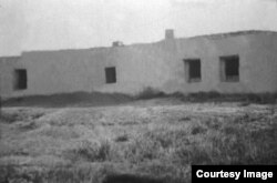 Ушул "Өтөбайдын үйү" деген үйдө Амангелди Иман уулу падышалык жазалоочуларга каршы атышып, салгылашкан.