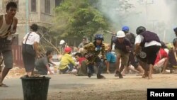 Бирмадагы демонстрациялардан бир көрүнүш