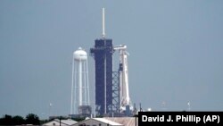 “Крю Дрэгон” космик кемасини коинотга олиб чиқиши керак бўлган “Фалькон 9”ракета ташувчиси старт майдончасида.