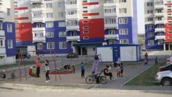 Детская площадка в микрорайоне Карагайлы. Семей, 30 апреля 2020 года.