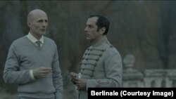 Актеры Сергей Сипливый и Мераб Нинидзе в фильме "Под электрическими облаками"