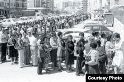 Выборы 1977 года. Очередь на избирательном участке.