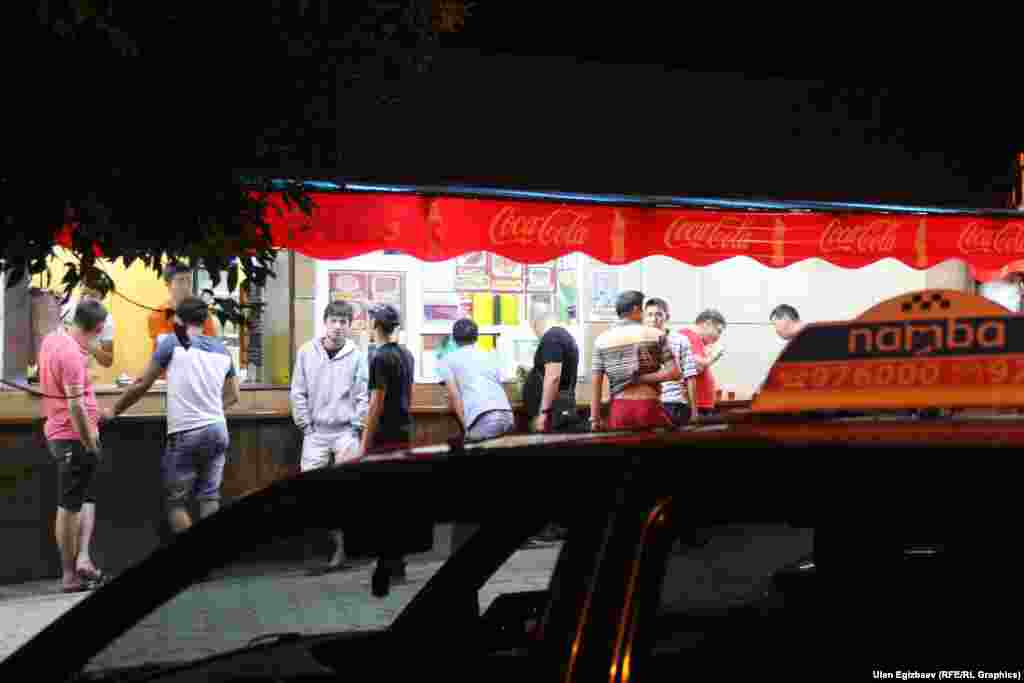 Бул Чүй жана Сүйүнбаев көчөлөрүнүн кесилишиндеги тез татым борбору. Бул жерден көбүнчө таксичилер тамактанышат. Түнкүсүн транспорттун башка түру жүрбөгөндүктөн таксисттер таң аткыча эл кызматында. Караңгыда иши жүрүшкөн айдоочулар шаардагы түн жамынган окуяларга ортоктош болушат.