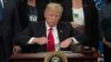 Дональд Трамп подписывает указ о сооружении пограничной стены на границе с Мексикой 25 января 2017 года 