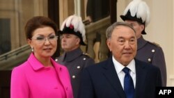 Казак президенти Нурсултан Назарбаев кызы Дарига менен.