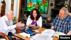 Бывший президент Кубы Фидель Кастро (справа) во время беседы с бывшим президентом США Джимми Картером. Гавана, 30 марта 2011 года.