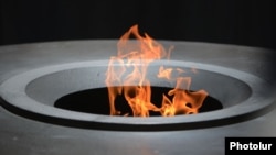 Вечный огонь в мемориальном комплексе «Цицернакаберд», посвященном памяти жертв Геноцида армян 