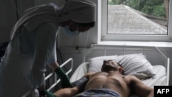 Медицинская сестра рядом с ВИЧ-инфицированным пациентом. Иллюстративное фото.