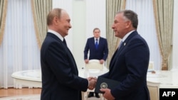 Presidenti i Rusisë, Vladimir Putin (majtas) me të dërguarin e posaçëm amerikan, Steve Witkoff gjatë takimit të zhvilluar më 6 gusht 2025.