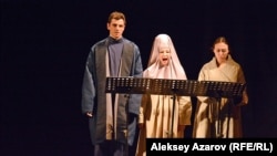 Актеры Дмитрий Хольцман (Сырым), Ирка Абдульманова (бабушка Маржан) и Светлана Скобина (Карагоз). Алматы, 4 февраля 2018 года.