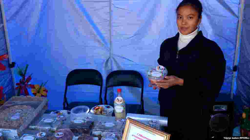 Бала бакчанын ашпоздору ата-энелерден алган балдан түрдүү шириндерди жасашат экен. Бүгүнкү жармаңкеге алар да катышууда.