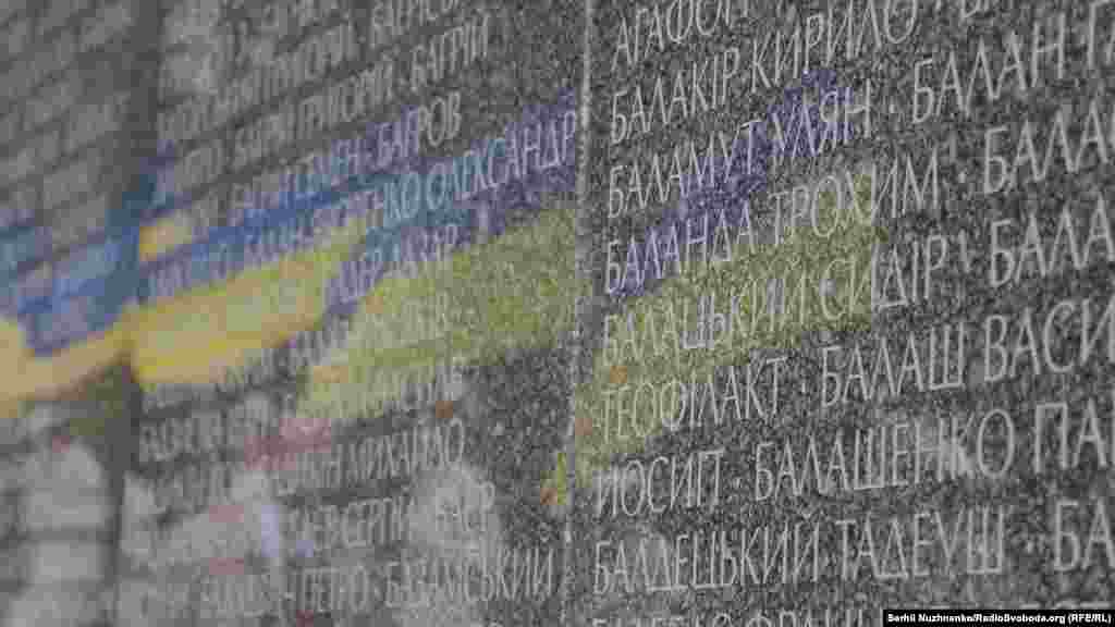 Упродовж 1937&ndash;1941 років вантажівки майже щоночі привозили тіла розстріляних у київських в&rsquo;язницях НКВС для таємного поховання у Биківнянському лісі. У заздалегідь підготовлені ями скидали навалом тіла жертв, які присипались вапном та засипались ґрунтом. Останній спочинок тут знайшли, за різними оцінками, від 15 до понад 100 тисяч осіб, закатованих під час допитів або ж розстріляних переважно в позасудовому порядку органами НКВС у Києві