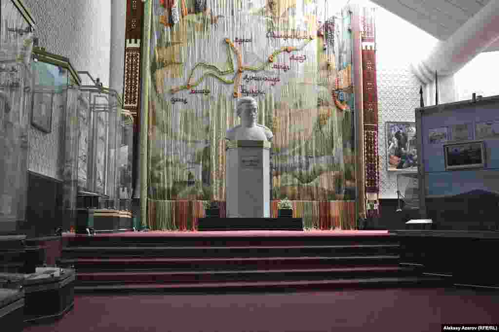 Сразу напротив входа &ndash; гранитный бюст Чокана Валиханова работы известного казахского скульптора Хакимжана Наурызбаева. На стене за ним &ndash; огромный гобелен ручной работы, воспроизводящий маршруты знаменитых путешествий ученого.&nbsp; &nbsp;