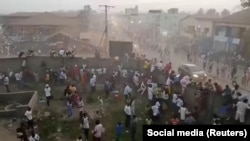 Гвинеядагы футбол талаасындагы башаламандык. Социалдык тармактардан алынган сүрөт. (Reuters)