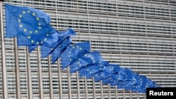 ԵՄ դրոշները Բրյուսելում Եվրահանձնաժողովի շենքի դիմաց, արխիվ