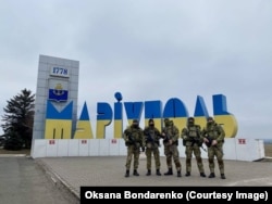 Віталій з побратимами