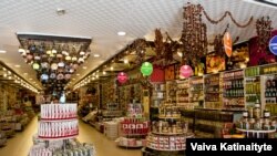 Полубезлюдные сегодня магазины турецкой Анталии