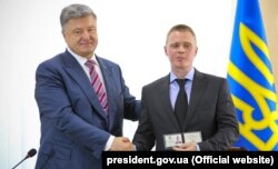 Президент Украины Петр Порошенко (слева) и новый председатель Донецкой областной военно-гражданской администрации Александр Куц. Краматорск, 22 июня 2018 года