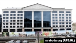 Бізнэс-цэнтар, пабудаваны кампаніяй Карычаў на Кастрычніцкай плошчы ў Менску