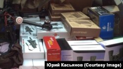 "SOS әскері" ұйымының бастамасымен жиналған, Украина әскеріне көмек ретінде алғы шепке жөнелтілетін заттар.  