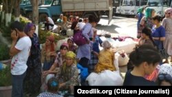 Сотрудники-работники бюджетных предприятий в Андижанской области отправляются на сбор хлопка, 17 сентября 2017 года. Фото отправлено мобильным репортером Радио Озодлик в Андижане.