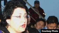 Наталья Соколова, в бытность профсоюзным юристом, на встрече с работниками "Каражанбасмуная". Актау. Фото предоставлено Ольгой Ярославской.