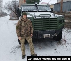 Ukrain derňewçileriniň 2024-nji ýylyň ýanwarynda rus esgeri tarapyndan jezalandyrylandygyny aýdýan ukrain esgeri Witaliý Hodnýuk.