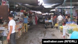 Daşoguz şäheriniň "Baý bazar” diýlip atlandyrylýan söwda bazary. Iýun, 2012.