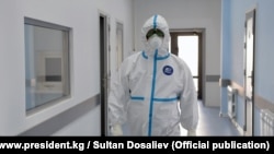 Президент Садыр Жапаров Улуттук госпиталдын коронавирустан дарылоочу бөлүмүндө.  Бишкек. 15-апрель, 2021-жыл.