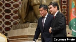 Президент Кыргызстана Сооронбай Жээнбеков (слева) во время госвизита в Туркменистан с главой республики Гурбангулы Бердымухамедовым. 23 августа 2018 года.