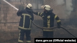 Рятувальники та техніка аварійно-рятувального загну місцевого ДСНС залучені на ліквідацію пожеж, які спричинені обстрілами (фото ілюстраційне)