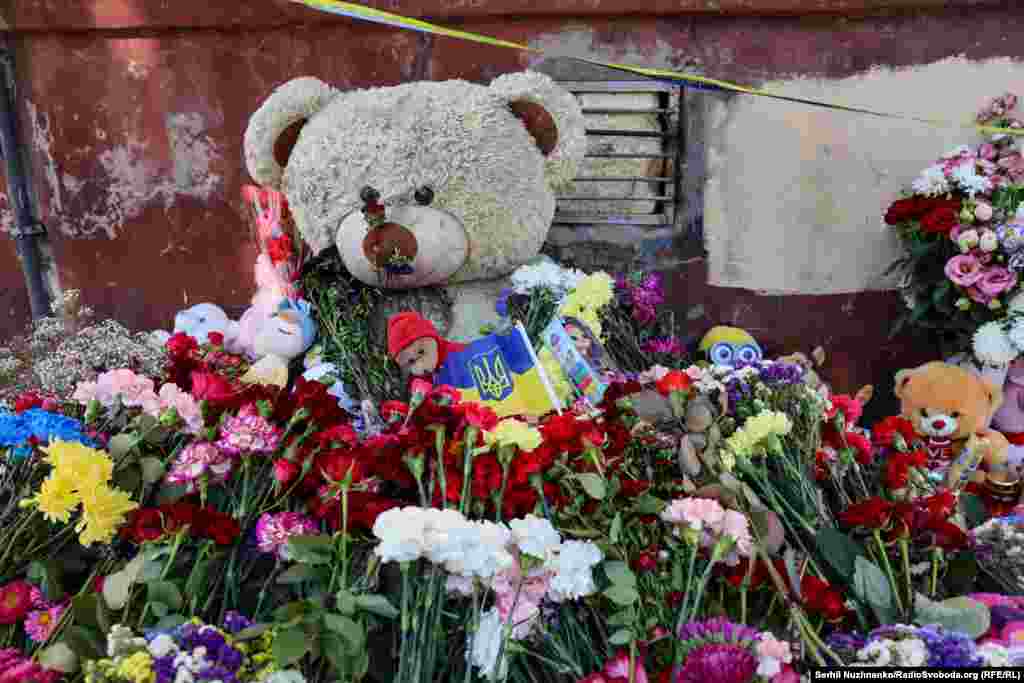 Меморіал з іграшок та квітів у пам'ять загиблих унаслідок російської атаки на Київ у ніч проти 28 серпня, їхня кількість за останніми даними зросла до 25. Київ, 29 серпня 2025 року