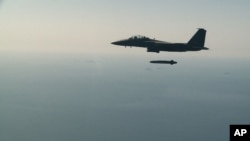 Винищувач F-15K південнокорейських ВПС запускає ракету Taurus під час навчань. Південна Корея, 13 вересня 2017 року