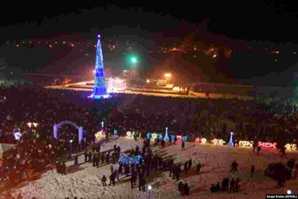 Шаар жетекчилигинин айтымында, Оштун борбордук аянтында 31-декабрь күнү саат 6дан түн жарымга чейин 50 миңдей адам келип кетти.&nbsp;