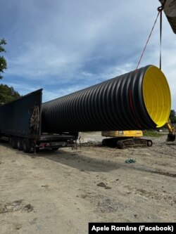 În primă fază, pârâul Corund va fi deviat cu ajutorul unor tuburi amplasate într-un versant.