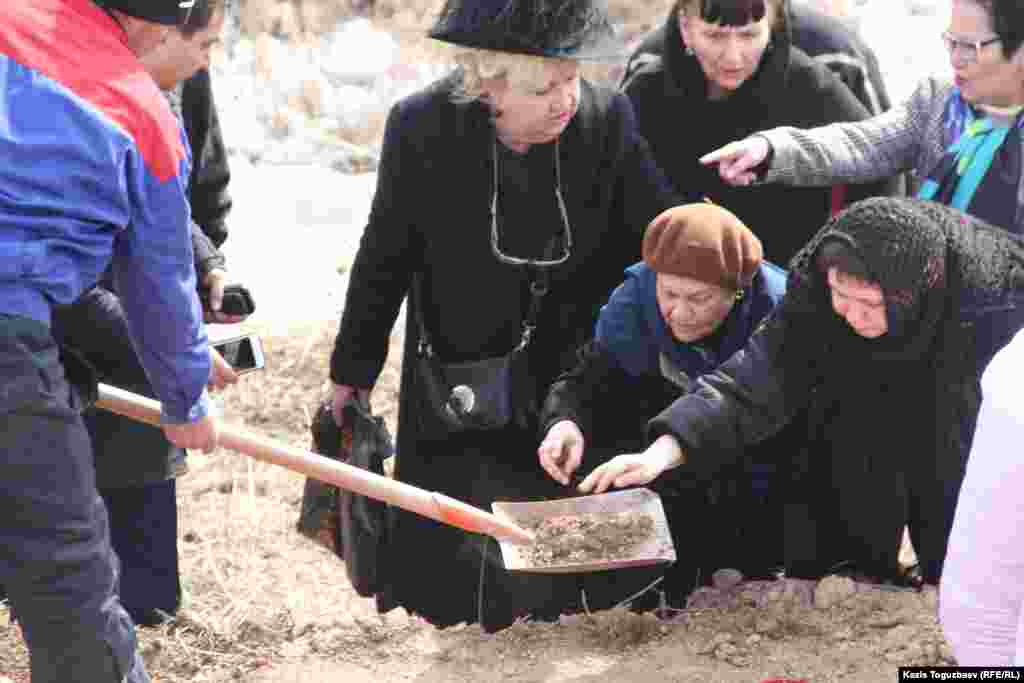 Родные Герольда Бельгера на кладбище &quot;Кенсай-2&quot;.