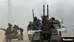 Ливиялык козголоңчулар Аждабиядан Бенгазини көздөй чегинип кетүүдө. 15-март, 2011-жыл. REUTERS.