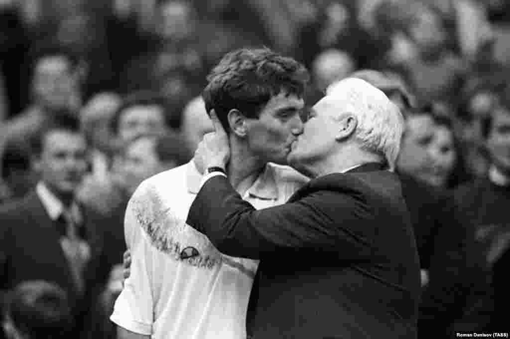 Традиція цілуватися в губи не вмирала до останніх днів Радянського Союзу. Державний діяч Іван Силаєв цілує чемпіона з тенісу Андрія Черкасова, 1991 рік