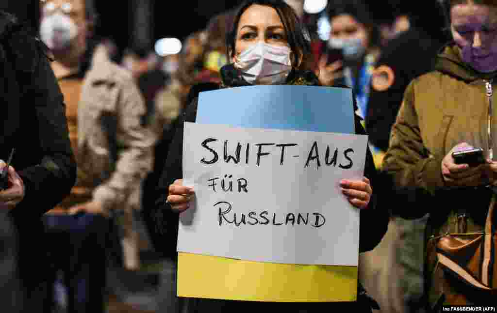 Берлинде митингге чыккандар Орусияны&nbsp;SWIFT финансылык системасынан чыгарууну талап кылышты. 25-февраль.