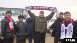 Болельщики футбольной команды «Актобе» встречают своих кумиров. Актобе, 21 ноября 2008 года.  