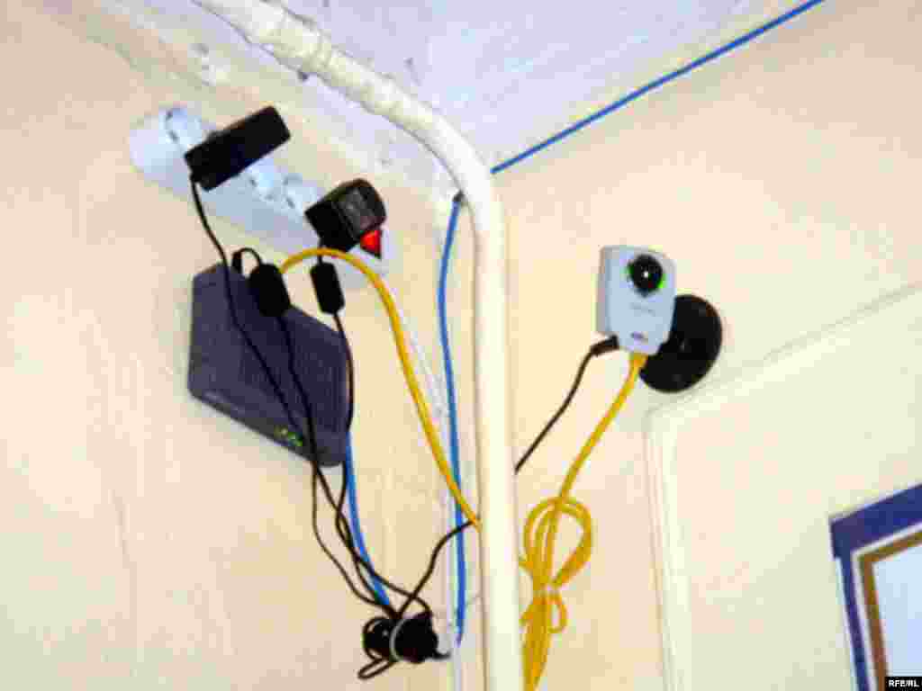 Некоторые избирательные участки в Баку были напичканы видеокамерами.  - Некоторые избирательные участки в Баку были напичканы видеокамерами. 