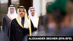 Фейсал бен Фархан Аль Сауд (второй слева)