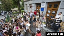 Величезні черги абітурієнтів та їх батьків можна побачити перед входом у майже кожен столичний університет