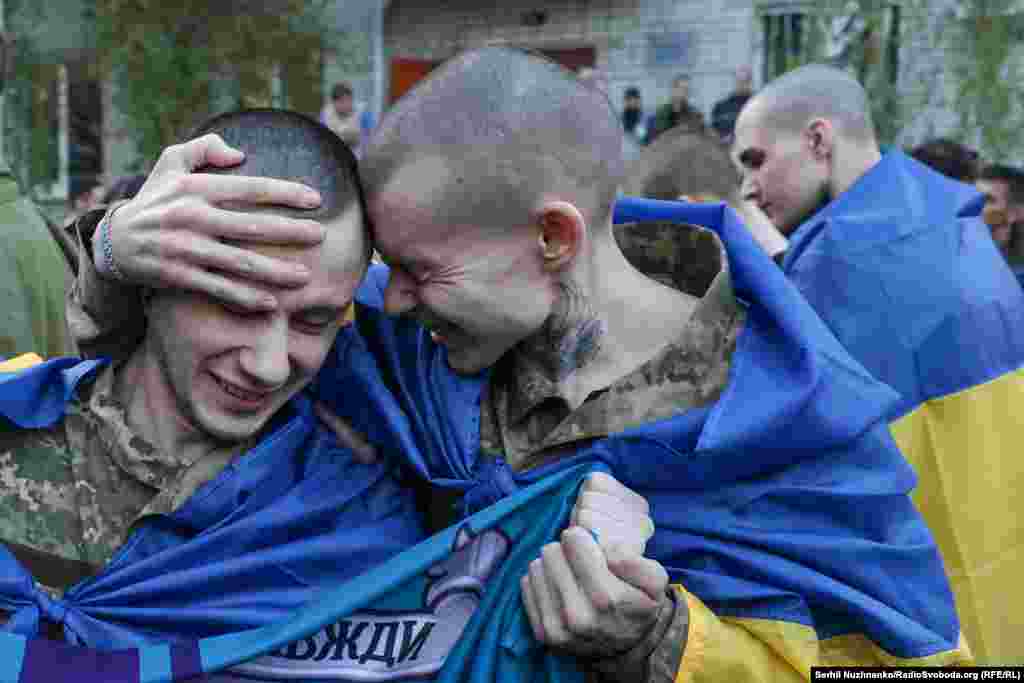 У Координаційному штабі з питань поводження з військовополоненими повідомили, що «Більшість з тих, кого вдалося повернути – це молодь після 2000 року народження. Своїх рідних побачить сьогодні жінка-військовослужбовиця, яка перебувала в неволі з травня 2022 року»
