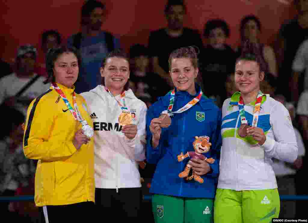 Гриценко (в желтой спортивной куртке) во время награждения призеров юношеской Олимпиады - 2018.