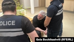 Раніше Тбіліський міський суд замінив Ніці Гварамії (у центрі) запобіжний захід: замість застави – взяття під варту