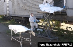 Репатрійовані тіла у білих медичних мішках вивантажують із вагонів-рефрижераторів. Одеса, 8 вересня 2025 року